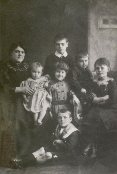 The Hooley family 1914